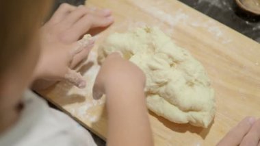 Çocuklarla yemek. Anne ve oğlu köfte yapıyoruz.