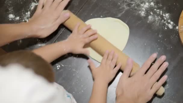 Koken met kinderen. Moeder en zoon maken dumplings. — Stockvideo