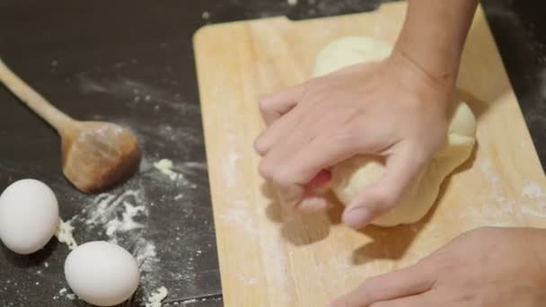 Matlagning. Kvinnan gör degen för dumplings. — Stockvideo
