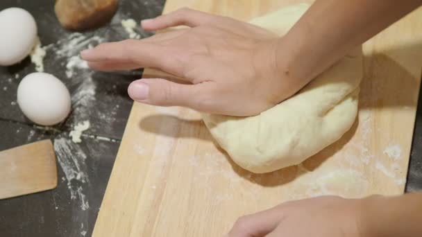 烹饪。女人正在为饺子做面团. — 图库视频影像