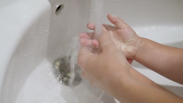 Mor är att hjälpa hennes son att rengöra händerna på degen efter matlagning tillsammans. — Stockvideo