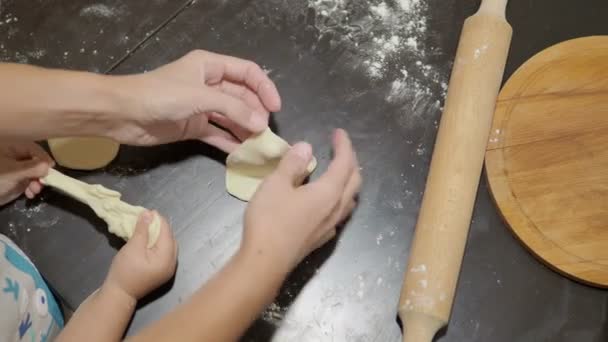 Matlagning Med Barn Mor Och Son Gör Dumplings — Stockvideo