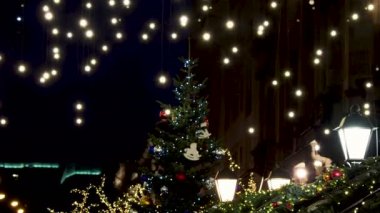 Açık ampulleri Rüzgar gelen teller üzerinde sallanan. Moskova şehir Noel ve yeni yıl kutlama için dekore edilmiştir. Rusya.