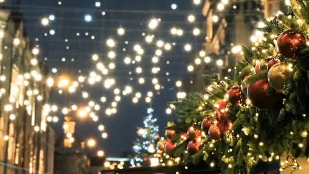 屋外の電球は、風からワイヤーで揺れています。モスクワ市は、新年とクリスマスのお祝いの装飾されています。ロシア. — ストック動画