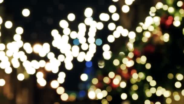 Outdoor light bulbs are swinging on the wires from the wind. Moscow city decorated for New year and Christmas celebration. Russia. Blurred background. — Stock Video