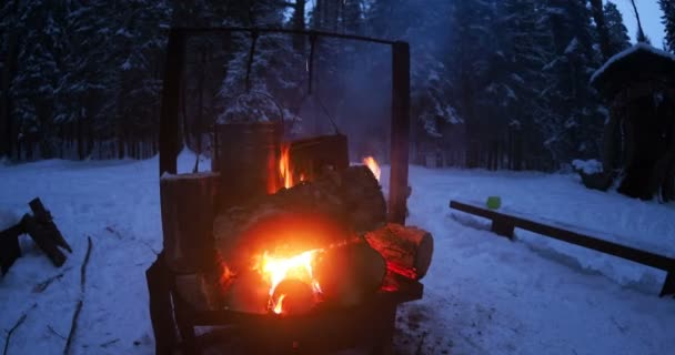 火鍋のスープを調理します お茶のための水として融雪します 冬の森でのキャンプ — ストック動画