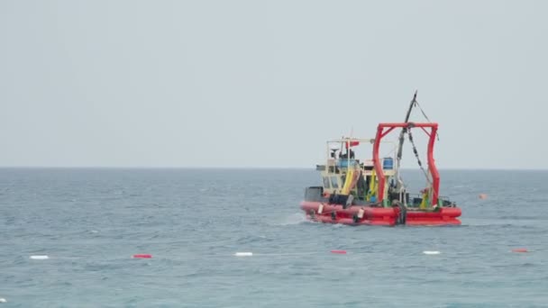 KEMER, TURQUÍA - 12 de mayo de 2018. Barco de dragado balanceándose sobre las olas marinas . — Vídeo de stock