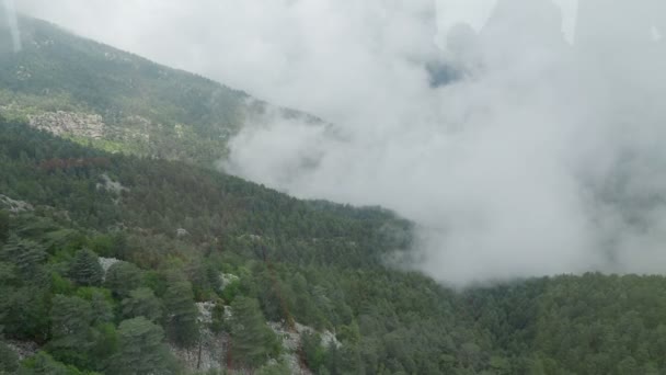 Vista panorámica de las montañas Tahtali desde la cabina móvil de la carretera por cable Olympos Teleferik. Kemer, Turquía . — Vídeos de Stock