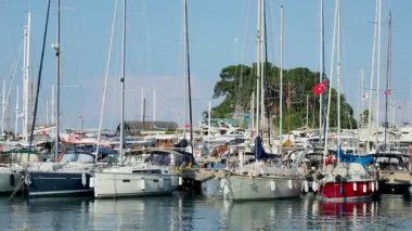 Kemer, Türkiye - 13 Mayıs 2018. Bağlantı noktası Kemer şehirdeki İskeleye demirlemiş birçok Yatlar.