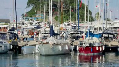 Kemer, Türkiye - 13 Mayıs 2018. Bağlantı noktası Kemer şehirdeki İskeleye demirlemiş birçok Yatlar.