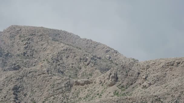 Nube esponjosa moviéndose sobre la ladera de la montaña Tahtali. Kemer, Turquía . — Vídeo de stock