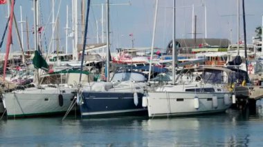 Kemer, Türkiye - 13 Mayıs 2018. Bağlantı noktası Kemer şehirdeki İskeleye demirlemiş birçok Yatlar.