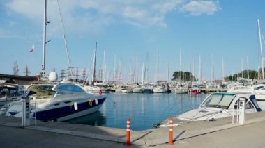 Kemer, Türkiye - 13 Mayıs 2018. Bağlantı noktası Kemer şehirdeki İskeleye demirlemiş birçok Yatlar.