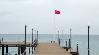 Türkiye üzerinde outdoor fener rüzgarda sallayarak bayrak. Türkiye.