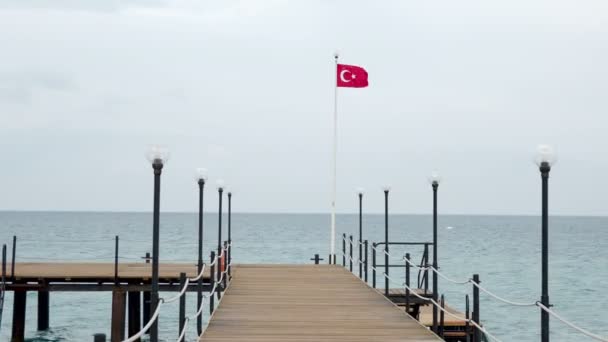 Bandera de Turquía ondeando en el viento en la linterna exterior. Turquía . — Vídeo de stock