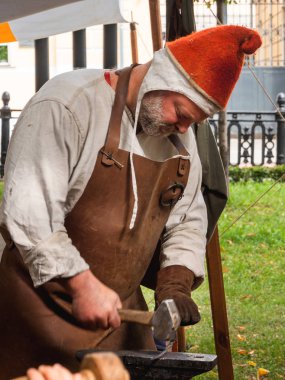 Moskova, Rusya - 19 Ağustos 2018. Ortaçağ demirci giyinmiş adam. Yıllık Festivali kez ve dönemini. Tarihi yeniden yapılanma.