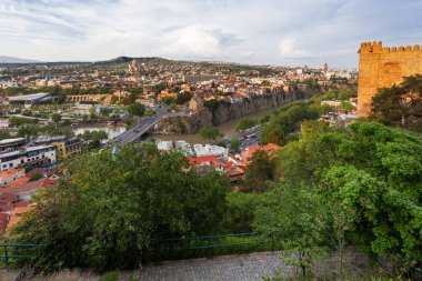 Panorama görünümünü Tbilisi, Georgia ülkenin başkenti. Narikala kale görüntüleyin. Kablo yol kiremitli çatıları yukarıda.