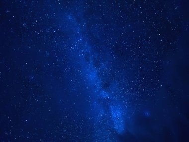 Samanyolu yıldız izler. Yıldızlı gece gökyüzü bulutlu havalarda. Kenozersky Milli Parkı, Arkhangelsk region, Rusya üzerinden görüntülemek.