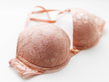 Beyaz arka plan bej dantel sutyen. Zarif iç çamaşırı.