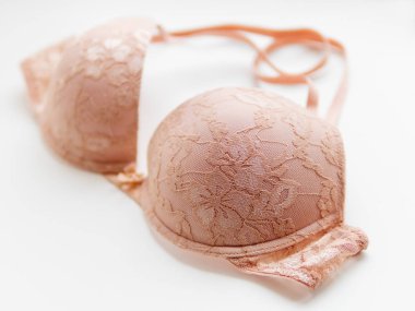 Beyaz arka plan bej dantel sutyen. Zarif iç çamaşırı.