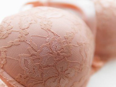 Beyaz arka plan bej dantel sutyen. Zarif iç çamaşırı.