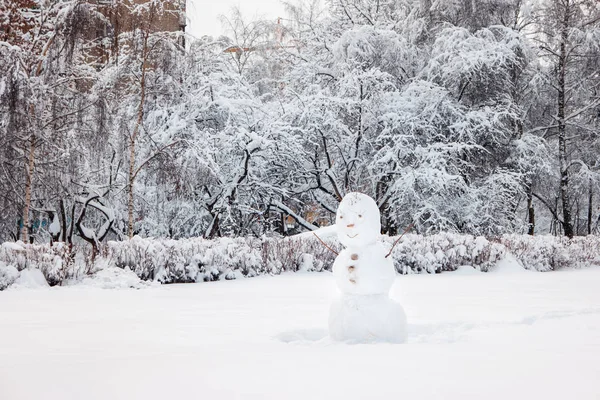 Смешной Ручной Снеговик Центре Двора Деревья Снегу Заднем Плане — стоковое фото