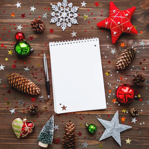 Fondo Navidad Año Nuevo Con Bloc Notas Bolígrafo Decoraciones Para — Foto de Stock