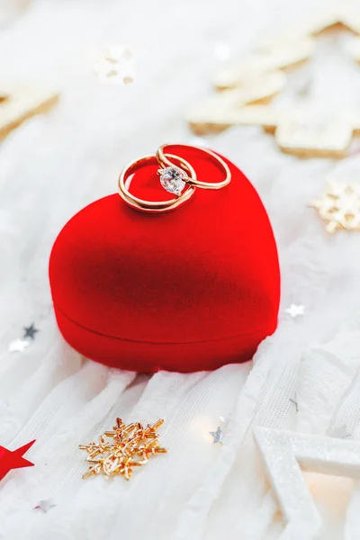 Φόντο Διακοπών Χριστουγέννων Και Πρωτοχρονιάς Διακοσμήσεις Και Δαχτυλίδια Γάμου Κουτί — Φωτογραφία Αρχείου