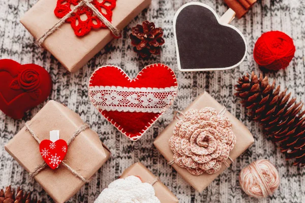 Symboles Saint Valentin Coeurs Cadeaux Papier Artisanal Avec Des Fleurs — Photo