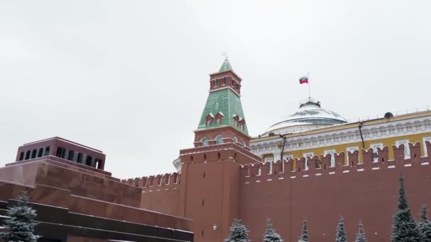 Visa på Kreml senaten, senaten tower och Lenins Mausoleum på Röda torget. Moscow, Ryssland. — Stockvideo