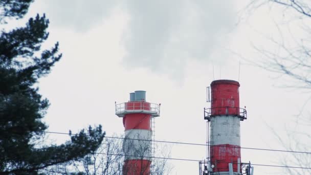 Chimenea de la casa de la caldera roja. Vapor contra el cielo nublado. Zona industrial de la ciudad — Vídeo de stock