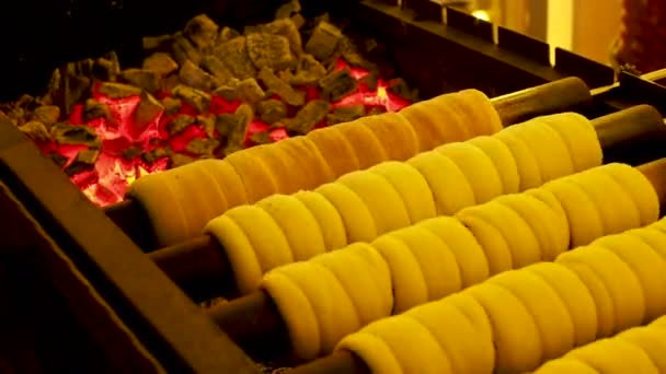 Escupitajos giratorios con bollos trdelnik. Pastelería nacional checa . — Vídeos de Stock