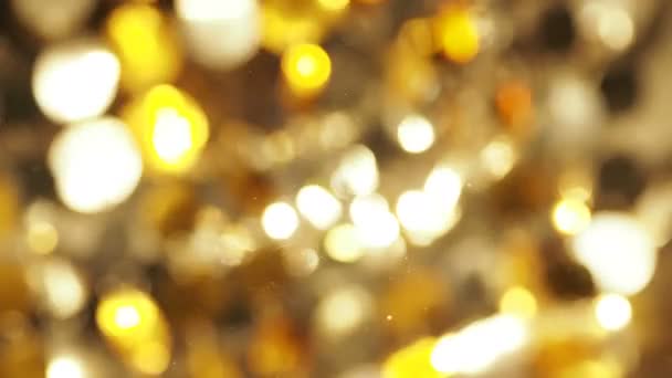 Розфокусовані світлові відображення золотої блискучої тканини. Розмитий барвистий фон боке — стокове відео