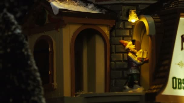 Moskva, Rusko - 16 prosince 2017. Vánoční miniaturní vesnice. Malé modely domů, Santa Claus, dekorace. — Stock video