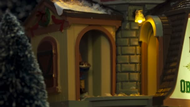 Moscow, Oroszország - December 16, 2017. Karácsonyi falu miniatűr. Apró modellek a házak, Santa Claus, dekoráció. — Stock videók