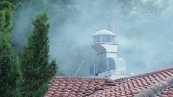 지붕에 굴뚝에서 나오는 연기. 환기 터빈 작동. 부엌에서 증기와 연기의 추출. — 비디오