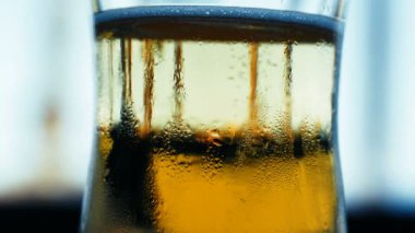 Sarı kabarcıklanma soda su ile açık cam.