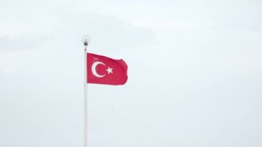 Türkiye üzerinde outdoor fener rüzgarda sallayarak bayrak. Türkiye.