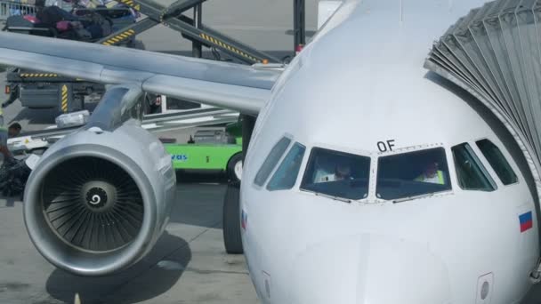 Antalya, Turkiet - 22 maj 2018. Tekniker och pilot kontrollera flygplanet innan nästa flyg. — Stockvideo