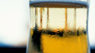 Sarı kabarcıklanma soda su ile açık cam.