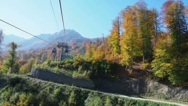 Rosa-Khutor, Ryssland-13 oktober 2018. Rörliga stugor av kabel vägen. Bergbanan flytta över träden på bergen sluttningarna. — Stockvideo