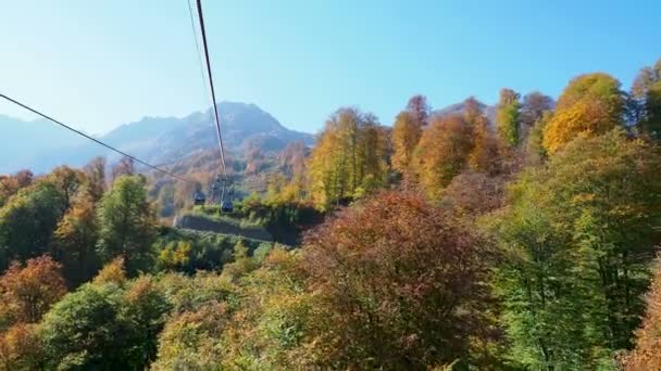 Rosa Khutor, Rusko-13. října 2018. Pohyblivé kabiny kabel silnice. Lanová dráha pohybu nad stromy na svazích hory. — Stock video