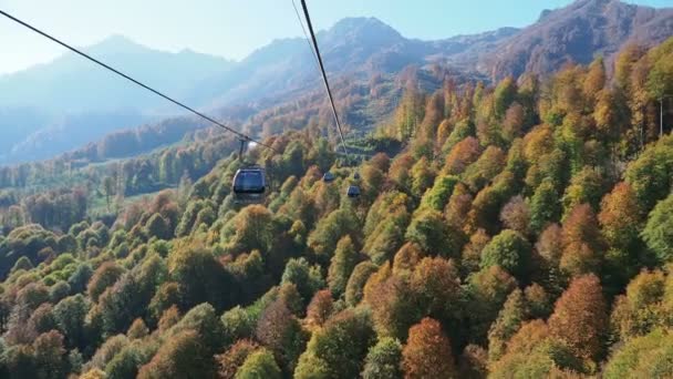 Rosa Khutor, Rusko-13. října 2018. Pohyblivé kabiny kabel silnice. Lanová dráha pohybu nad stromy na svazích hory. — Stock video