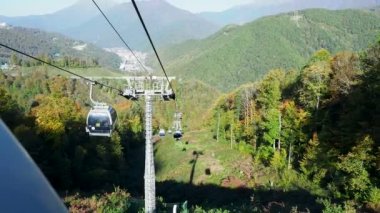 Rosa-Khutor, Rusya-13 Ekim 2018. Kablo yolun kabin hareket. Füniküler dağların yamaçlarında ağaçların üzerinden hareket.