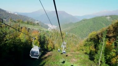 Rosa-Khutor, Rusya-13 Ekim 2018. Kablo yolun kabin hareket. Füniküler dağların yamaçlarında ağaçların üzerinden hareket.