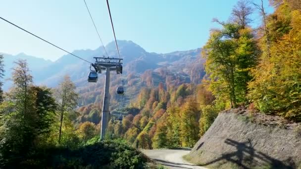 Rosa-choetor, Rusland-, 13 oktober 2018. Bewegende hutten van de kabel weg. Kabelspoorweg bewegen over bomen op de hellingen van de bergen. — Stockvideo