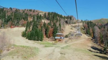 Rosa-Khutor, Rusya-13 Ekim 2018. Kablo yolun kabin hareket. Füniküler dağların yamaçlarında ağaçların üzerinden hareket.