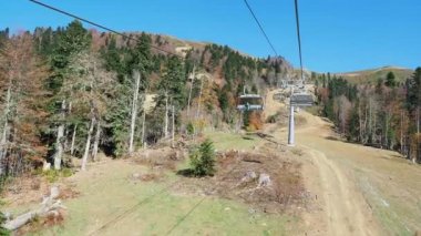 Rosa-Khutor, Rusya-13 Ekim 2018. Kablo yolun kabin hareket. Füniküler dağların yamaçlarında ağaçların üzerinden hareket.