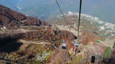 Rosa-Khutor, Rusya-13 Ekim 2018. Kablo yolun kabin hareket. Füniküler dağların yamaçlarında ağaçların üzerinden hareket.
