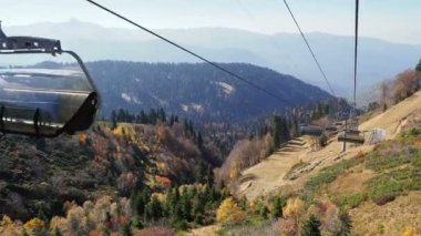 Rosa-Khutor, Rusya-13 Ekim 2018. Kablo yolun kabin hareket. Füniküler dağların yamaçlarında ağaçların üzerinden hareket.
